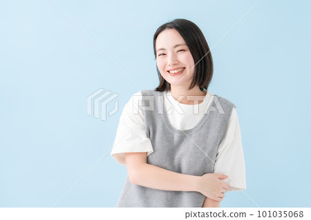 Young woman portrait blue back Young woman portrait blue back 101035068