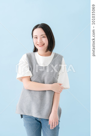 Young woman portrait blue back Young woman portrait blue back 101035069