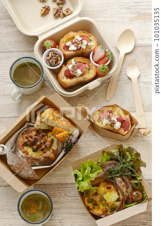 A bread bento box: an image of a stylish lunch 101035135