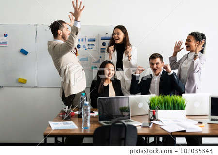 meeting of employees of the company with a discussion of cases to increase sales 101035343