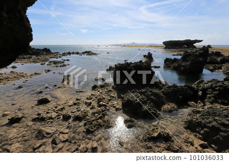從沖繩本部備瀨崎看到的伊江島 從沖繩本部備瀨崎看到的伊江島 101036033