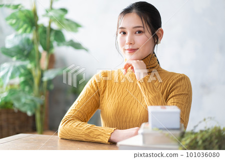 一位年輕的女士，臉頰貼 101036080