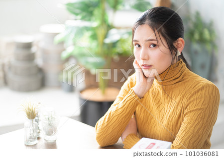 一位年輕的女士，臉頰貼 101036081