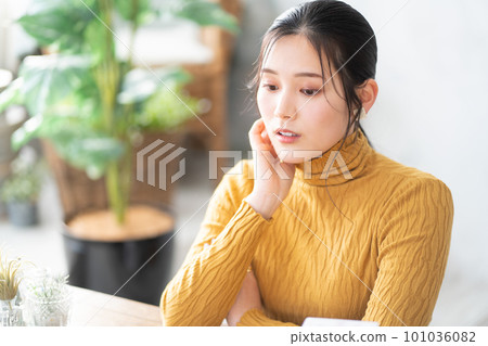 一位年輕的女士，臉頰貼 101036082