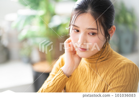 一位年輕的女士，臉頰貼 101036083