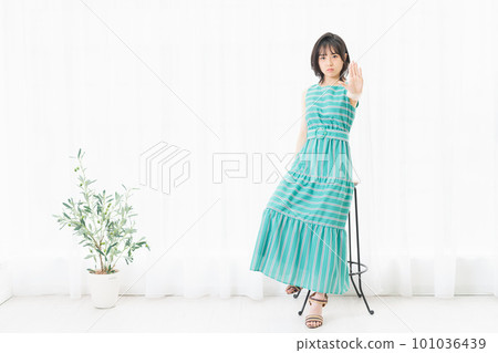 坐在窗邊做 NG 手勢的年輕女子 101036439