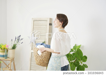 Housewife carrying laundry 101036843
