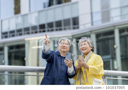一對 60 多歲的夫婦使用智能手機 101037005