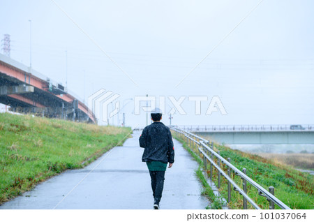 雨天走在岸邊的人 101037064