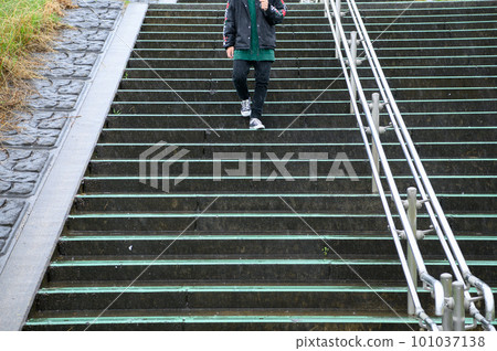 雨天 一個人 傘 樓梯 101037138