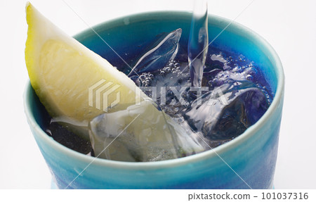 Shochu on the rocks 101037316