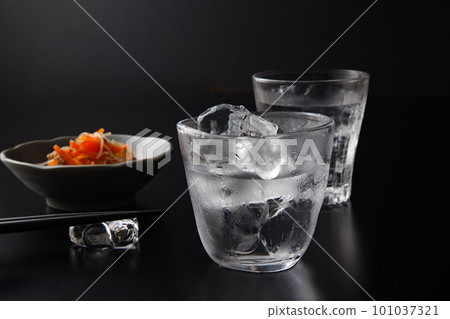 Shochu on the rocks Shochu on the rocks 101037321