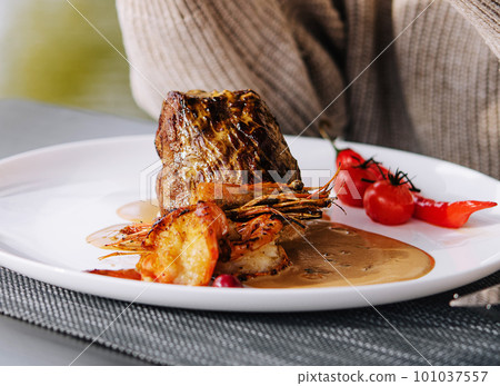 Filet mignon with shrimps close up Filet mignon with shrimps close up 101037557