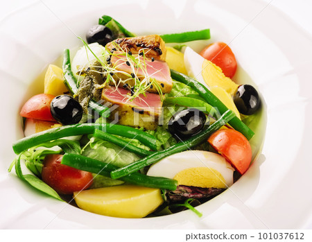 Nicoise salad with tuma and tomato Nicoise salad with tuma and tomato 101037612
