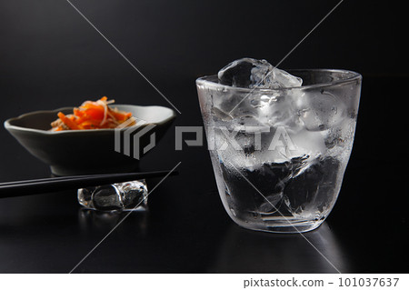 Shochu on the rocks 101037637