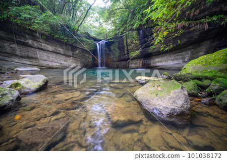 Wanggu Waterfall is a good place to escape the heat in summer. 101038172
