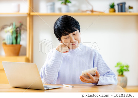 中間女人用計算器計算 101038363