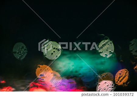 Abstract bokeh blur background by rain drops on glass window at night in the city Abstract bokeh blur background by rain drops on glass window at night in the city 101039372