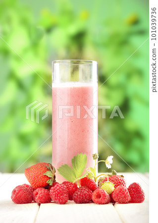 glass of smoothie in the garden glass of smoothie in the garden 101039736
