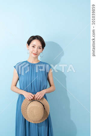 A woman wearing a dress (summer/beauty/ultraviolet) A woman wearing a dress (summer/beauty/ultraviolet) 101039859