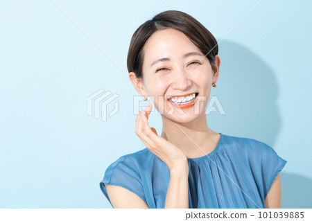 A woman wearing a dress (summer/beauty/ultraviolet) 101039885