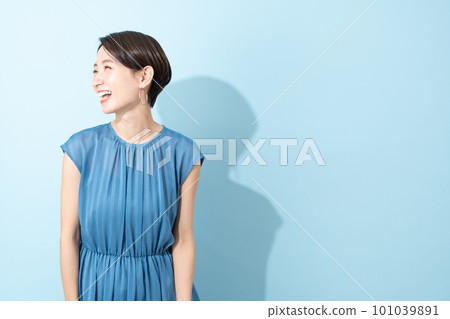 A woman wearing a dress (summer/beauty/ultraviolet) 101039891