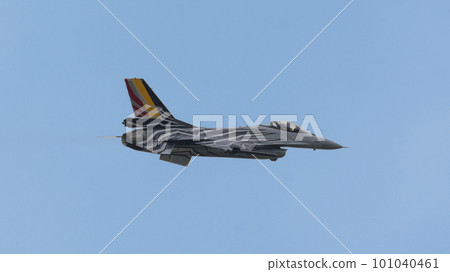 比利時空軍F-16展示隊水平飛行 101040461