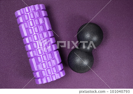 Massage roller and double ball to relax the muscles. Sports equipment Massage roller and double ball to relax the muscles. Sports equipment 101040793