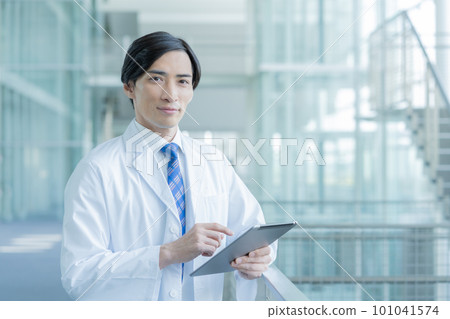 一位身穿白大褂、手持平板電腦的醫生畫像 101041574