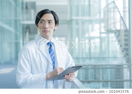 一位身穿白大褂、手持平板電腦的醫生畫像 101041576