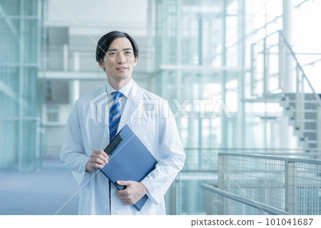 身穿實驗室外套並拿著文件的醫生的肖像 101041687