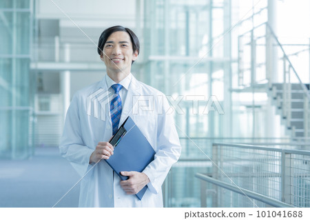 身穿實驗室外套並拿著文件的醫生的肖像 身穿實驗室外套並拿著文件的醫生的肖像 101041688