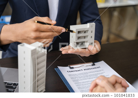 Considering buying a home, investing in real estate. Broker signs a sales agreement. agent, lease agreement, successful deal. Considering buying a home, investing in real estate. Broker signs a sales agreement. agent, lease agreement, successful deal. 101041833