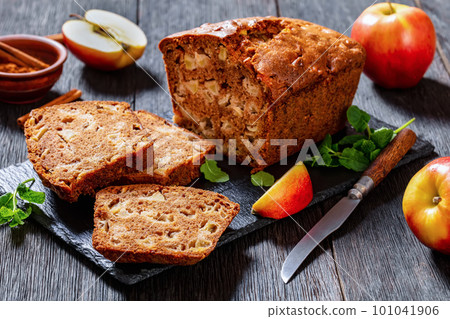 apple cinnamon bread on slate board, top view 101041906