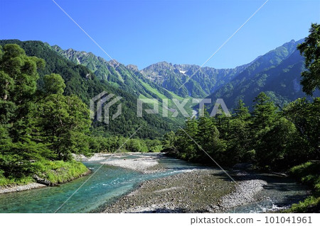 攝於長野縣松本市上高地。穗高連峰和河童橋的景色 101041961