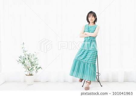 坐在窗邊的年輕女子雙臂交叉 坐在窗邊的年輕女子雙臂交叉 101041963