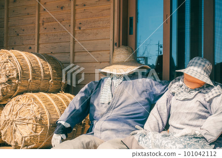 Elderly couple resting under the eaves [Azumino] 101042112
