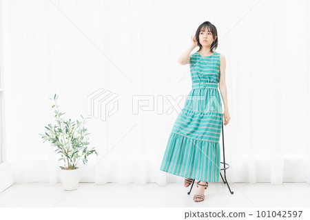 坐在窗邊聽的年輕女人 101042597