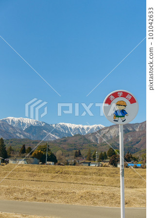 Scenery of the school road in the countryside [Azumino] 101042633