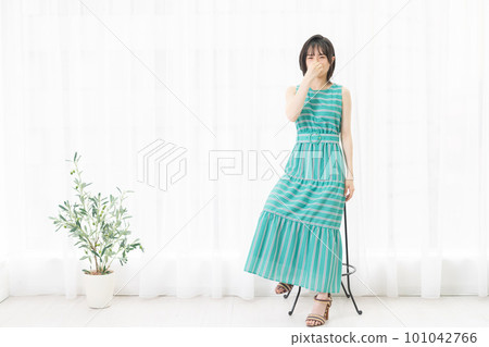 一個年輕女子因為難聞的氣味捏著鼻子 101042766