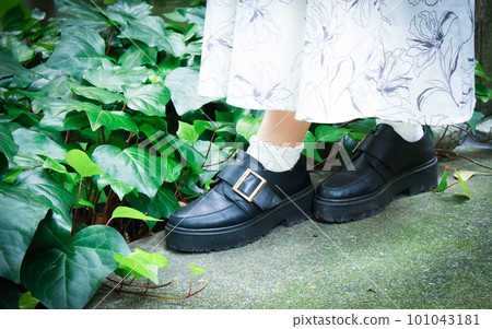 走過綠葉的女孩的腳 101043181