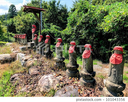 水平排列在山中的地藏像 水平排列在山中的地藏像 101043356
