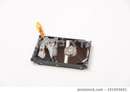 [Disassemble the HDD with a screwdriver] 101043681