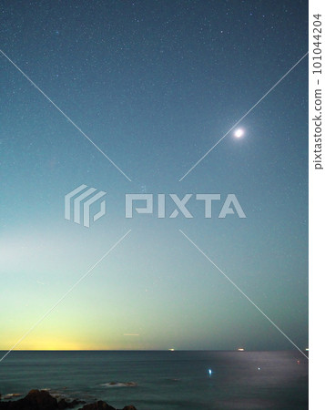 伊勢志摩秋天從安乘角看滿月和昴宿星團 伊勢志摩秋天從安乘角看滿月和昴宿星團 101044204