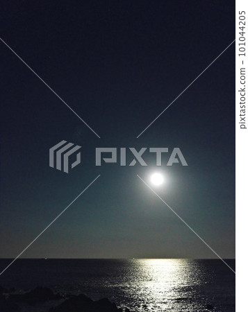 伊勢志摩秋天從安乘岬看地平線上的滿月 101044205