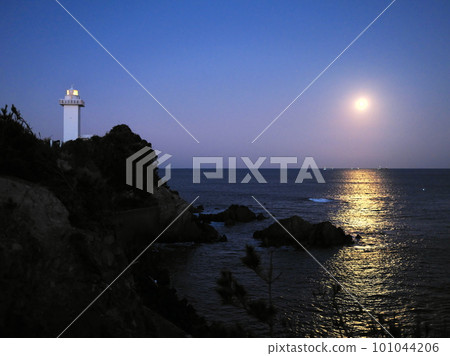 伊勢志摩 秋天從安乘岬眺望燈塔和地平線上的滿月 101044206