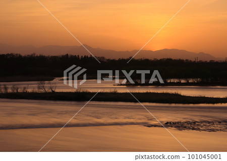 岩手縣北上市，夕陽下的北上市 101045001