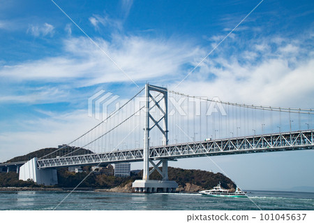 從觀光船上看到的大鳴門橋和漩渦 從觀光船上看到的大鳴門橋和漩渦 101045637