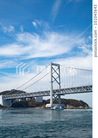 從觀光船上看到的大鳴門橋和漩渦 101045643