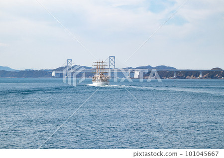 從觀光船上眺望的大鳴門大橋和日本丸 從觀光船上眺望的大鳴門大橋和日本丸 101045667
